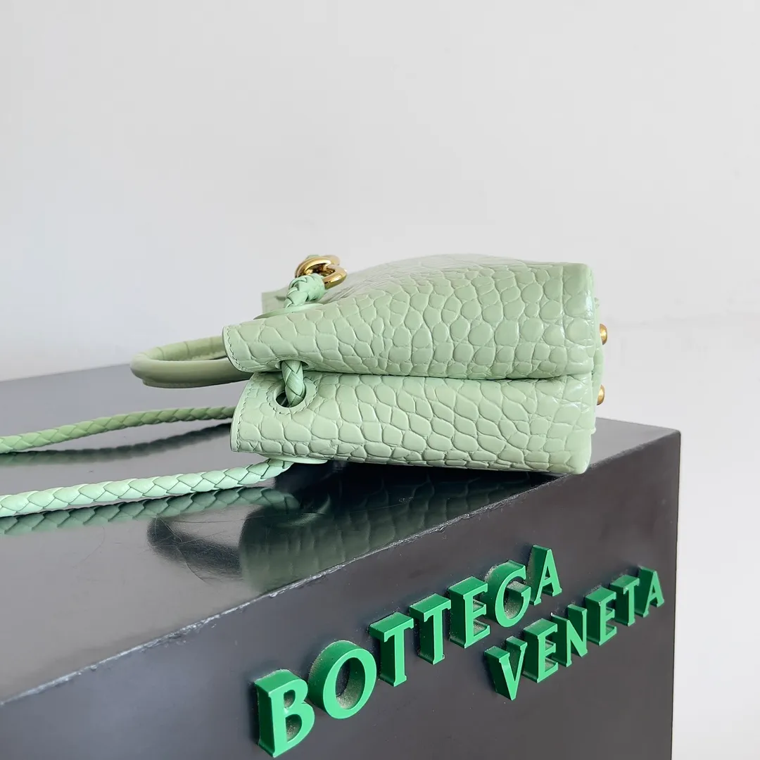 Batch 2880 BOTTEGA VENETA new women's crocodile leather ANDIAMO is shipped! ! ! As a classic model of the BV family, each innovation brings different surprises to fans. There are three ways to carry it with different makeup. Crocodile skin is called the gold in leather and is famous for its top luxury and rarity. During use, the luster of the crocodile skin will not fade or fade with time. No matter how long it is used, it will still remain new. And because each crocodile skin is different, the effect of each crocodile leather bag is different. Style number: 777614 Size: 22*9*15.5cm